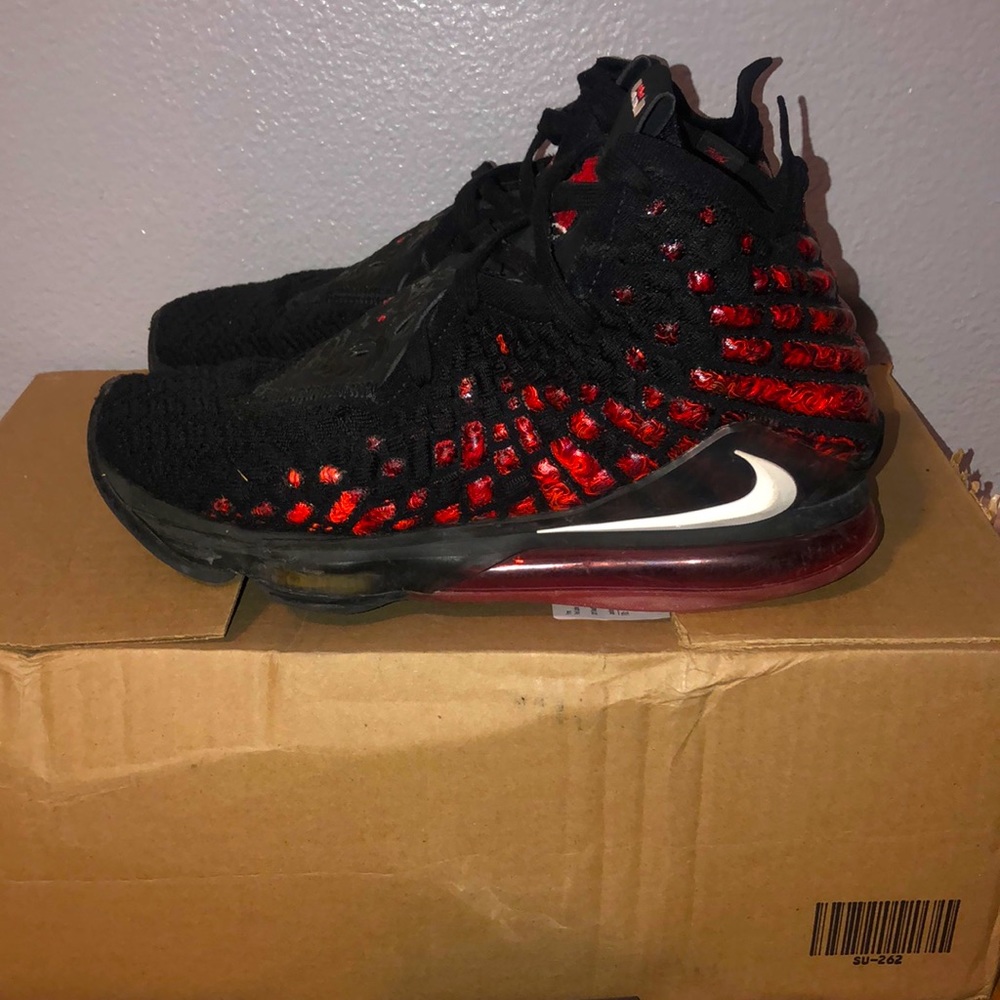 Lebron 17 (Infrared)